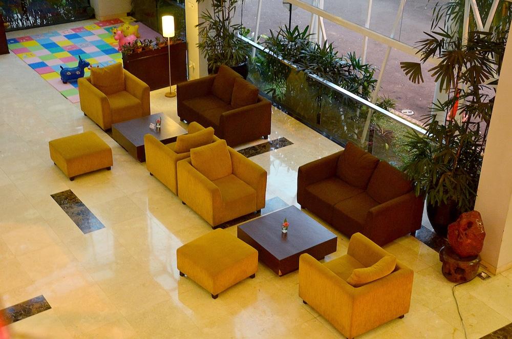 Grand Cakra Hotel Маланг Экстерьер фото