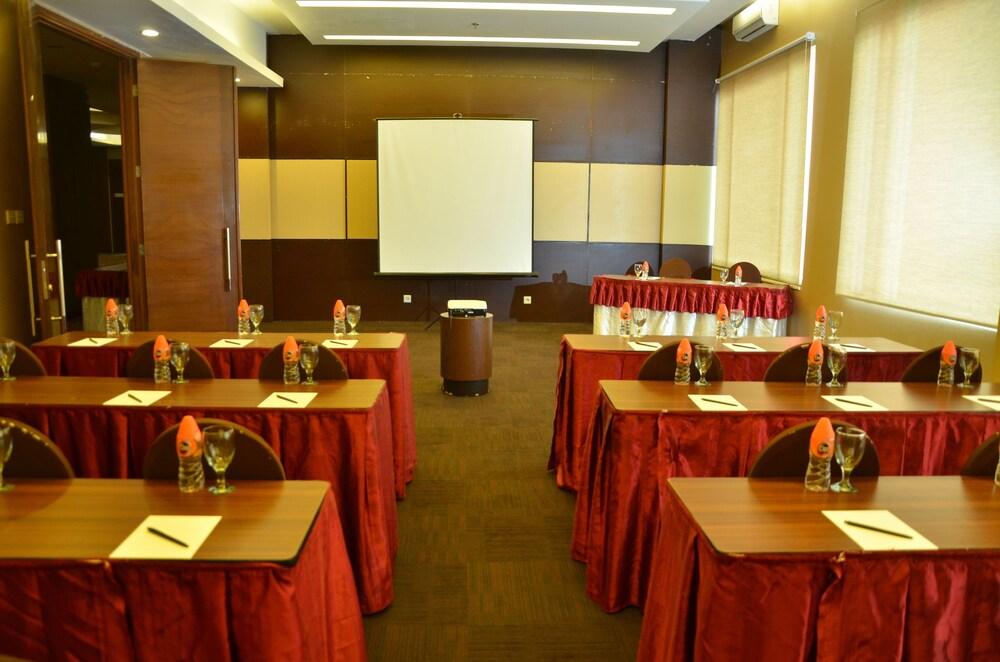 Grand Cakra Hotel Маланг Экстерьер фото