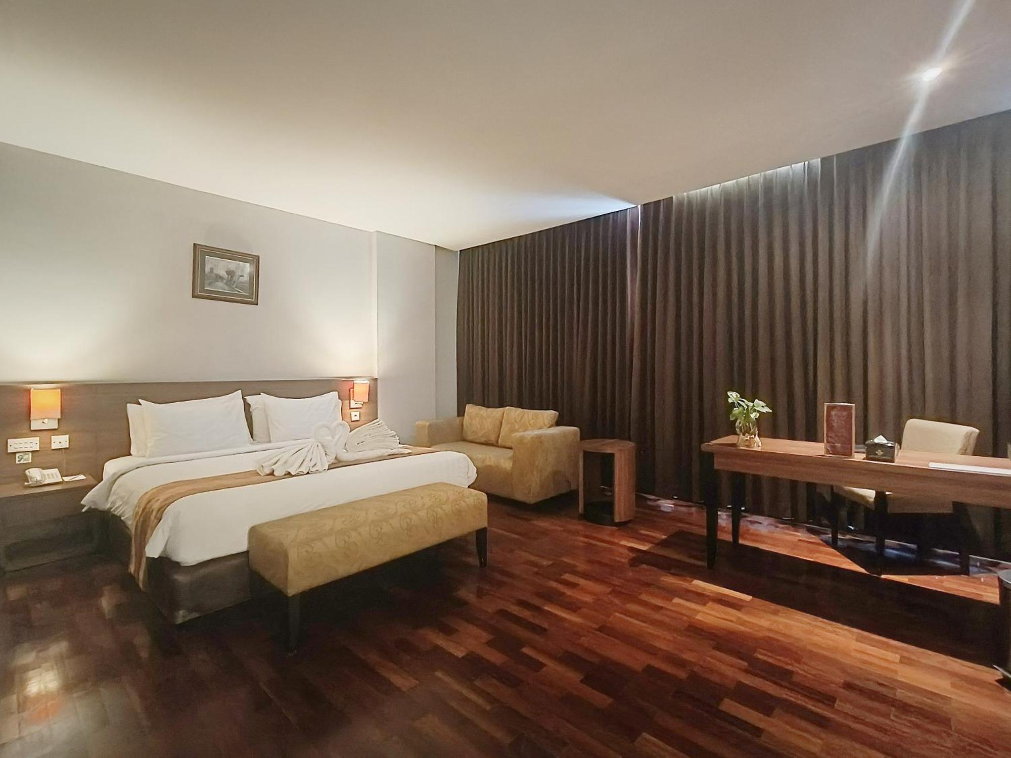 Grand Cakra Hotel Маланг Экстерьер фото