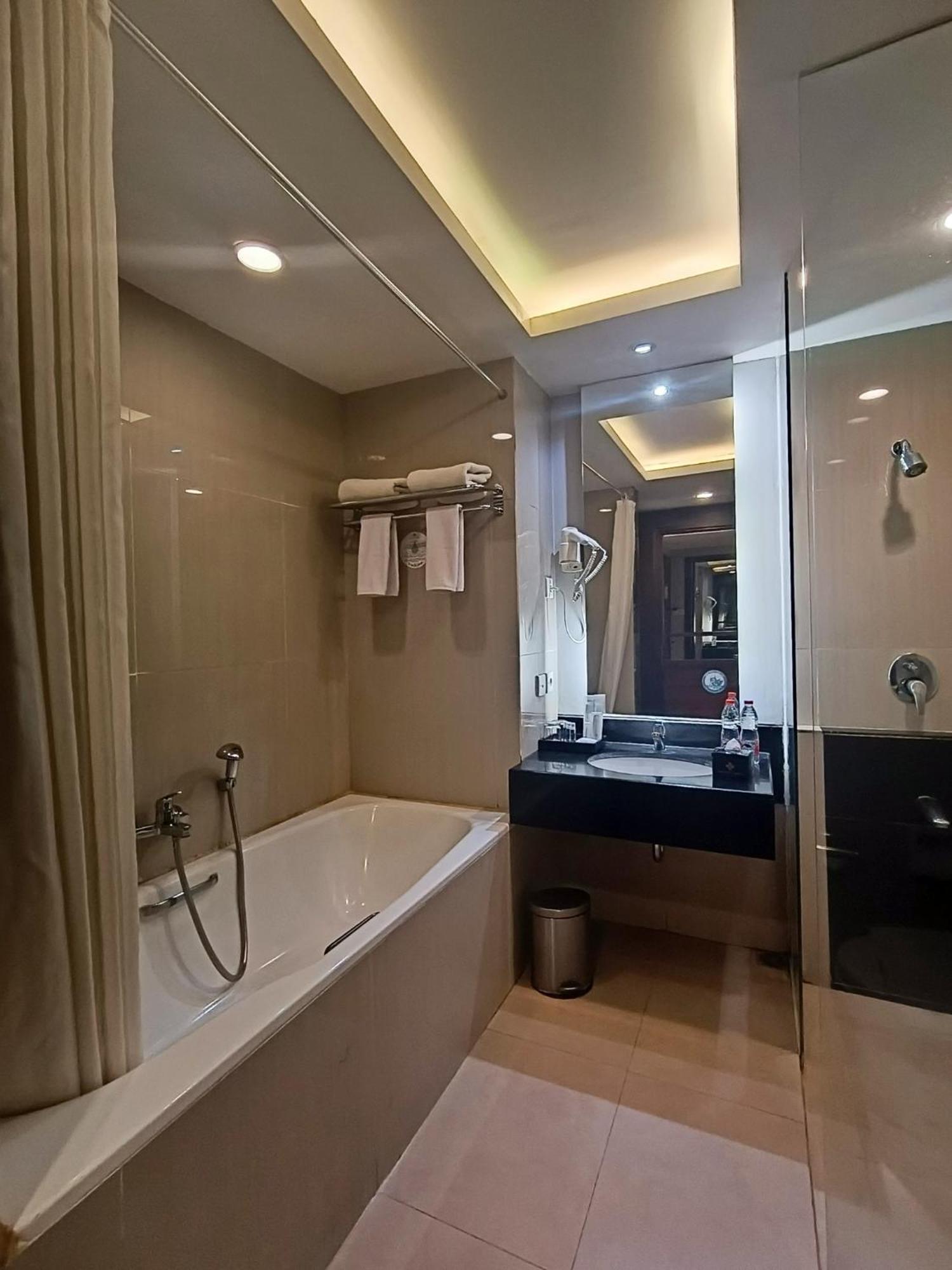 Grand Cakra Hotel Маланг Экстерьер фото